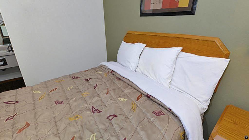 Motel Super 8 By Wyndham Hayward Wi Esterno foto